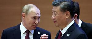Russlands Präsident Wladimir Putin (l.) neben Chinas Präsident Xi Jinping
