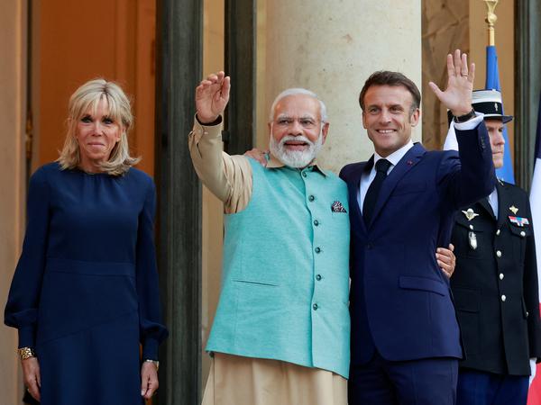 Der französische Präsident Emmanuel Macron und seine Frau Brigitte Macron begrüßen den indischen Premierminister Narendra Modi im Élysée-Palast in Paris.
