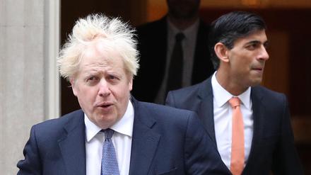 Boris Johnson, damals Premierminister von Großbritannien, und Rishi Sunak, damals Finanzminister von Großbritannien, verlassen die Downing Street 10 (Archivbild).