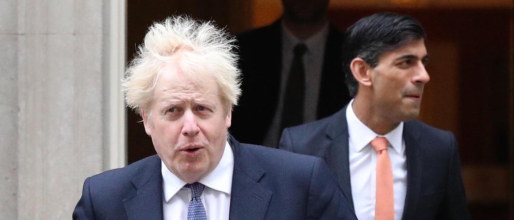 Boris Johnson, damals Premierminister von Großbritannien, und Rishi Sunak, damals Finanzminister von Großbritannien, verlassen die Downing Street 10 (Archivbild).