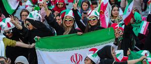 Frauen jubeln auf der Tribüne im Asadi-Stadion in Teheran während der WM-Qualifikation im Jahr 2019 (Archivbild).