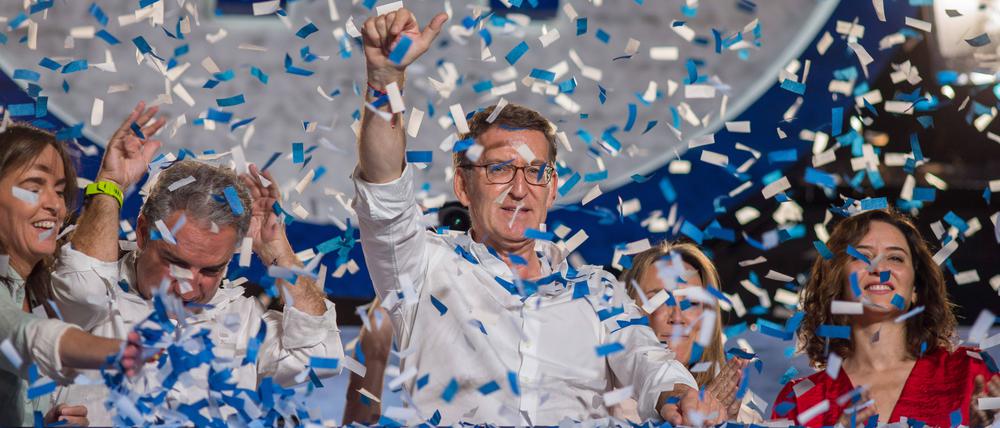 Alberto Nunez Feijoo, Vorsitzender der Volkspartei PP und Kandidat für die spanische Präsidentschaft, hebt während seiner Rede vor der PP-Zentrale nach den spanischen Parlamentswahlen die Hände.