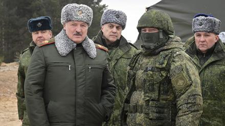 Das von der belarussischen Staatsagentur BelTA via AP zur Verfügung gestellte Foto zeigt Alexander Lukaschenko (vorne l), Präsident von Belarus, während seines Treffens mit Spitzenbeamten des Militärs auf dem Truppenübungsplatz Obus-Lesnowski.