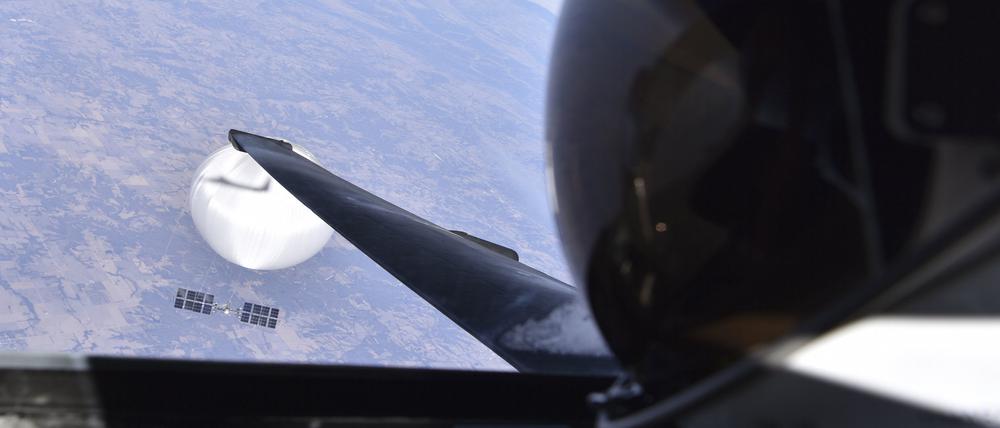 Ein Pilot der U.S. Air Force blickt auf den mutmaßlichen chinesischen Überwachungsballon hinab, der am 3. Februar 2023 über dem zentralen Festland der Vereinigten Staaten schwebte. 