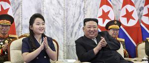 Kim Jong Un nimmt mit seiner Tochter an einer Parade anlässlich des 75-jährigen Gründungsjubiläums Nordkoreas teil.