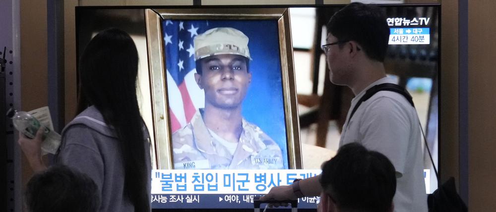 Ein Fernsehbildschirm zeigt ein Bild des US-amerikanischen Soldaten Travis King während einer Nachrichtensendung im Bahnhof von Seoul.