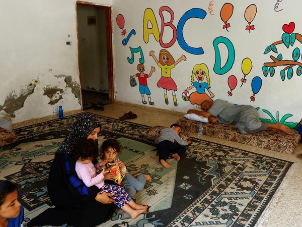 Die Palästinenserin Samah Abu Latifa, die vor den israelischen Angriffen aus ihrem Haus geflohen ist, sucht mit ihrer Familie in einem Kindergarten in Khan Younis im südlichen Gazastreifen Schutz.