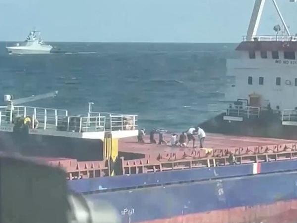Besatzungsmitglieder der Sukru Okan knien auf dem Deck des Schiffes, nachdem russische Soldaten das unter der Flagge Palaus fahrende Schiff betreten haben.