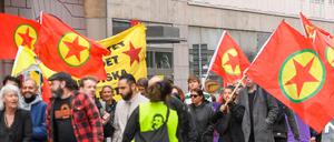 Aktivisten des Netzwerks „Allianz gegen die Nato“ tragen Fahnen mit dem Logo der Arbeiterpartei Kurdistans PKK in Stockholm (Symbolbild).