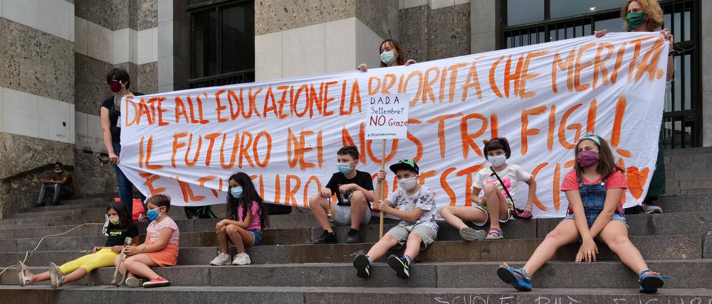  „Gebt der Schule den Vorrang, den sie verdient“, heißt es auf einem Protestplakat in Brescia in der Lombardei 2021
