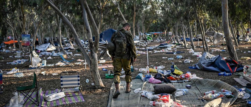 Ein israelischer Soldat patrouilliert in der Nähe des Kibbuz Beeri, dem Ort, an dem 260 Feiernde während des Supernova-Musikfestivals am 7. Oktober von Militanten getötet wurden (Archivbild).