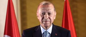 Der amtierende Präsident Recep Tayyip Erdoğan hält zum Wahlsieg eine Rede vor dem Präsidentenpalast.