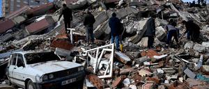 Anwohner und Rettungskräfte suchen nach Opfern und Überlebenden in den Trümmern von Gebäuden im türkischen Kahramanmaras.
