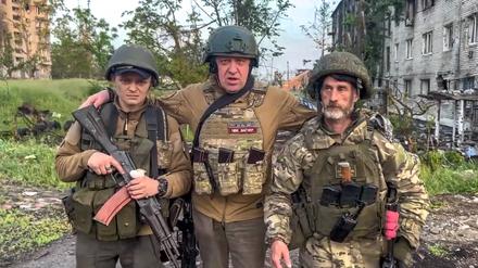 Söldner-Chef Prigoschin mit zwei seiner Soldaten in der ukrainischen Stadt Bachmut.