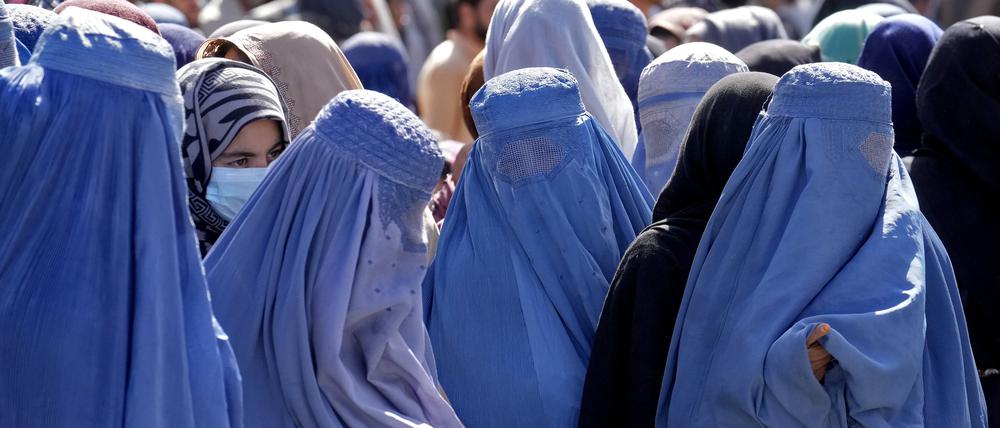 Frauen in Burkas warten auf Lebensmittelrationen. Afghanistan droht nach einem Bericht der Vereinten Nationen (UN) ohne die Fortsetzung humanitärer Hilfe ein massiver Anstieg an Armut.