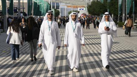 05.12.2023, Vereinigte Arabische Emirate, Dubai: Teilnehmer gehen über das Gelände der Weltklimakonferenz der Vereinten Nationen (COP28). Foto: Rafiq Maqbool/AP/dpa +++ dpa-Bildfunk +++
