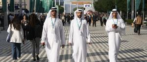 05.12.2023, Vereinigte Arabische Emirate, Dubai: Teilnehmer gehen über das Gelände der Weltklimakonferenz der Vereinten Nationen (COP28). Foto: Rafiq Maqbool/AP/dpa +++ dpa-Bildfunk +++