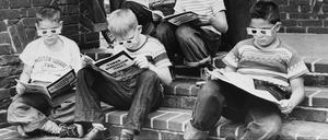 Der männliche Blick: Dieses Foto von 1953 zeigt Mitglieder des Madison Square Boys Club beim Lesen von 3-D-Comics.