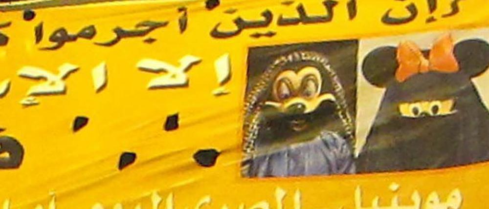 Schmerzgrenze: Islamisten sehen sich durch die Micky-Maus-Karikatur beleidigt, wie dieses Transparent in Kairo zeigt, dass zum Boykott des Mobilfunk-Betreibers Mobinil aufruft.
