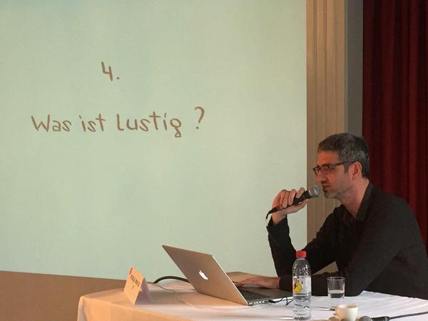 Nicolas Mahler vor zwei Jahren bei einem Vortrag auf dem Comicfestival Fumetto.