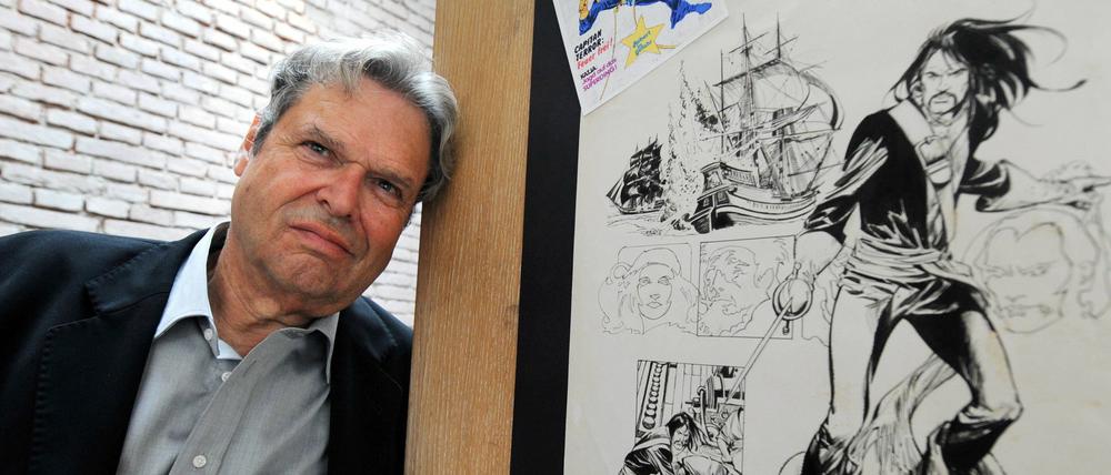 Peter Wiechmann neben der Tuschezeichnung eines Comics aus der Serie "Capitan Terror", erschienen in der Reihe "Primo".