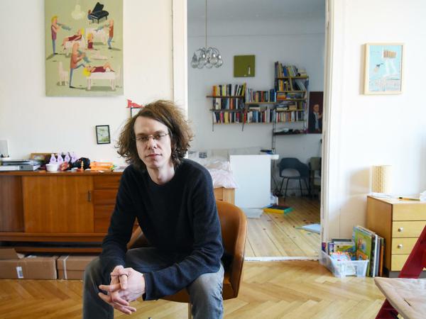 Hannes Richert in seinem Wohnzimmer in Berlin-Neukölln.