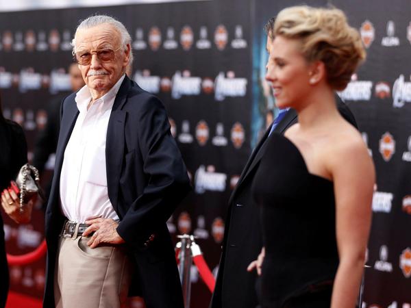 Große Bühne: Stan Lee neben Scarlett Johansson bei der Premiere des Avengers-Films 2012.