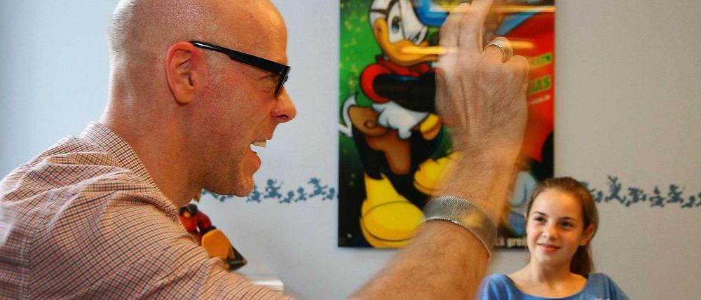 Ehapa-Chef Peter Höpfner begeistert sich für Donald Duck, Kinderreporterin Hannah Klemm,13, freut sich.