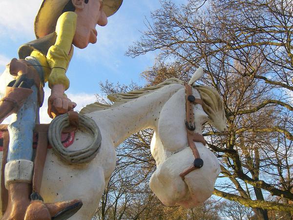 Die Statuen von Lucky Luke stet seit 1994 im Parc Reine Astrid.