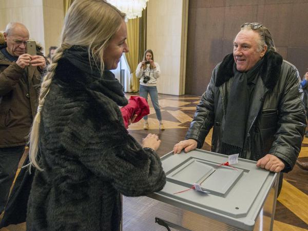 Seine Wahl. Zur Wahl von Russlands Präsident Wladimir Putin ging Gérard Depardieu, seit 2012 russischer Staatsbürger, in die russische Botschaft in Frankreich.