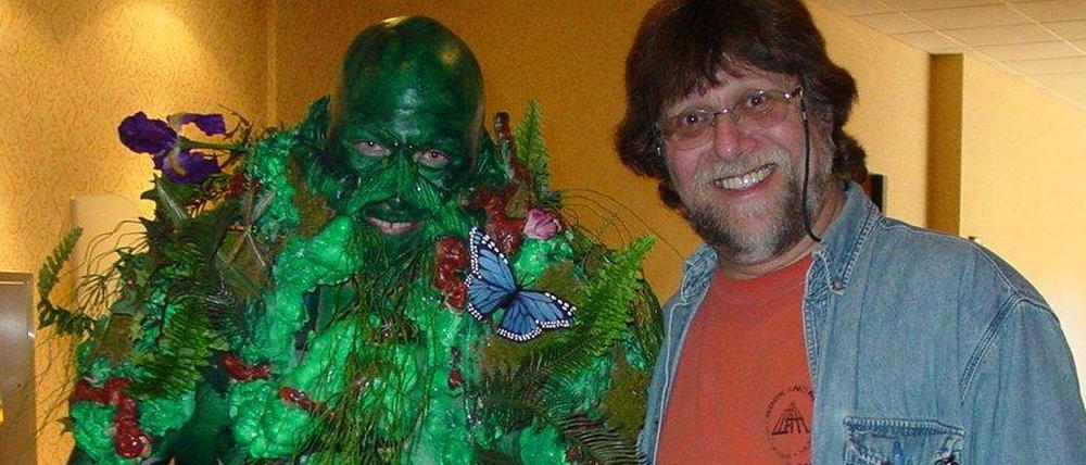 Geschöpf und Schöpfer: Len Wein und ein Fan im Swamp-Thing-Kostüm.