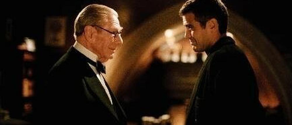 Perfekter Butler: In vier Filmen spielte Gough - hier mit George Clooney (rechts) - Batmans Helfer Alfred.