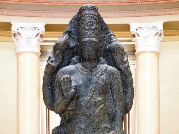 Ein indischer Gott thront in der Rotunde des Alten Museums.