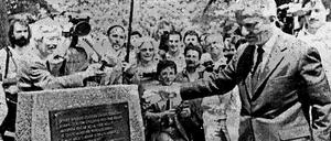 Dank an die Türkei. Bundespräsident Richard von Weizsäcker übergibt 1981 einen Gedenkstein auf dem Gelände der Universität Istanbul, um für die Asylgewährung deutscher Hochschullehrer von 1933 bis 1945 zu danken. Unter den politischen Emigranten befand sich auch der spätere Regierende Bürgermeister Berlins, Professor Ernst Reuter.