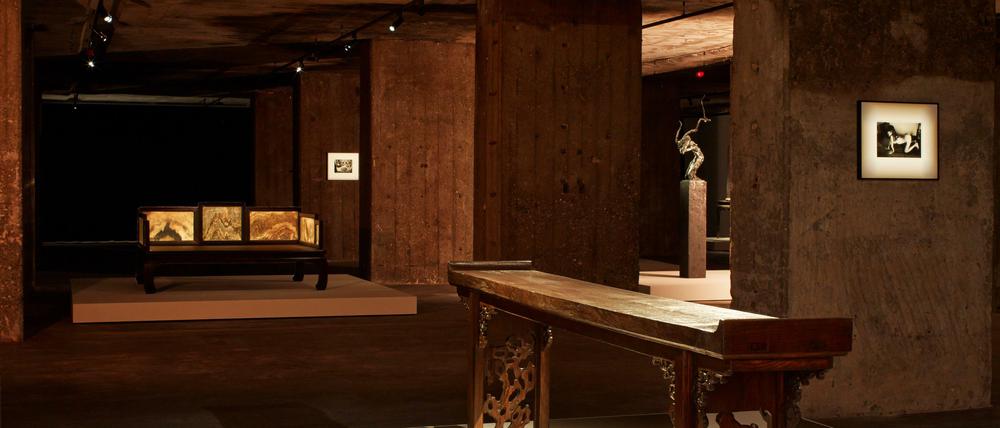 Blick in die Feuerle Collection mit einem Tisch aus der frühen Qing-Dynastie.