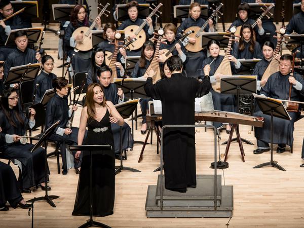 Die Sopranistin Yeree Suh singt Lieder von Isang Yun, begleitet vom Hong Kong Chinese Orchestra.