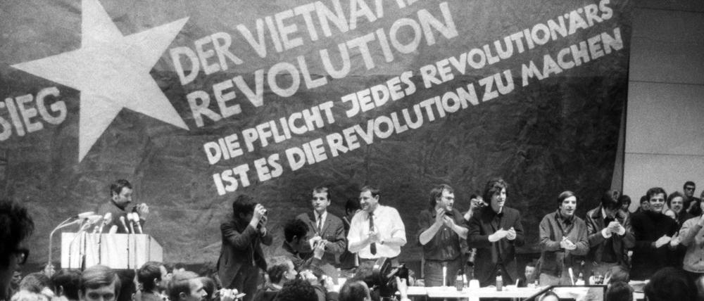 Im Dienste der Revolution. Solidaritätskundgebung des Deutschen Sozialistischen Studentenbundes mit den kommunistischen Guerillas in Vietnam im Jahr 1968.