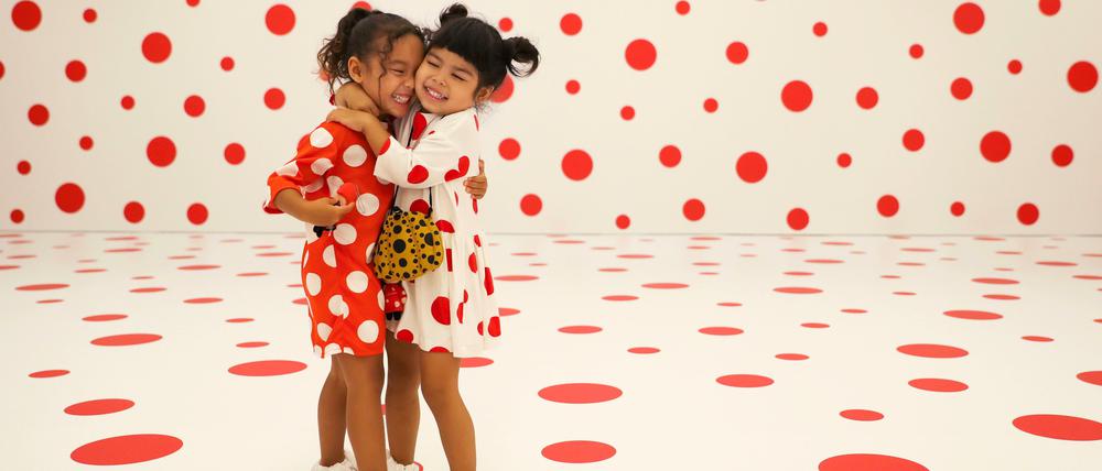 Die alte Normalität. Zwei Kinder umarmen sich in der Installation „With All My Love For The Tulips, I Pray Forever“ von Yayoi Kusama, 2018 in Los Angeles.