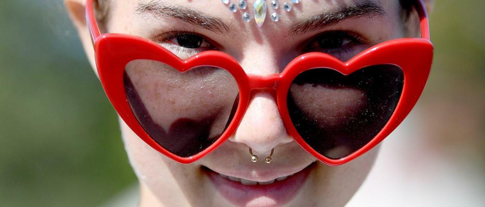 Mit rosaroter Brille ist alles schöner. Eine Besucherin des Lollapalooza-Festivals in Berlin 2018.