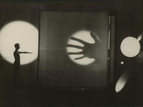 T. Lux Feininger fotografierte auf der Bauhausbühne Dessau dieses Lichtspiel von Oskar Schlemmer mit dem Tänzer undPantomimen Werner Siedhoff, 1928. 
