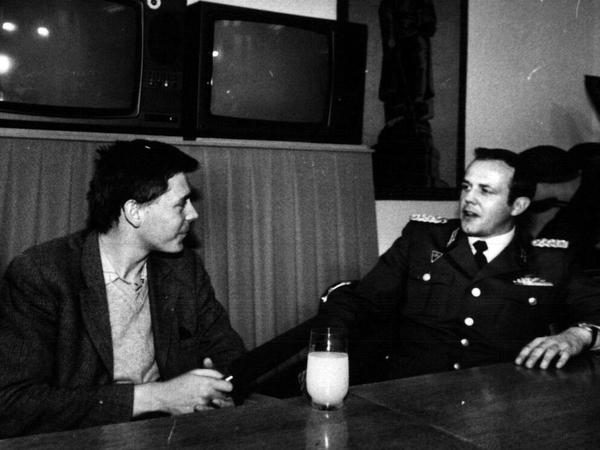 Szene aus Berlin-Doku "10 Tage im Oktober": Filmemacher Thomas Frick spricht mit einem Oberstleutnant , der die Einsätze am 7. und 8. Oktober 1989 leitete.