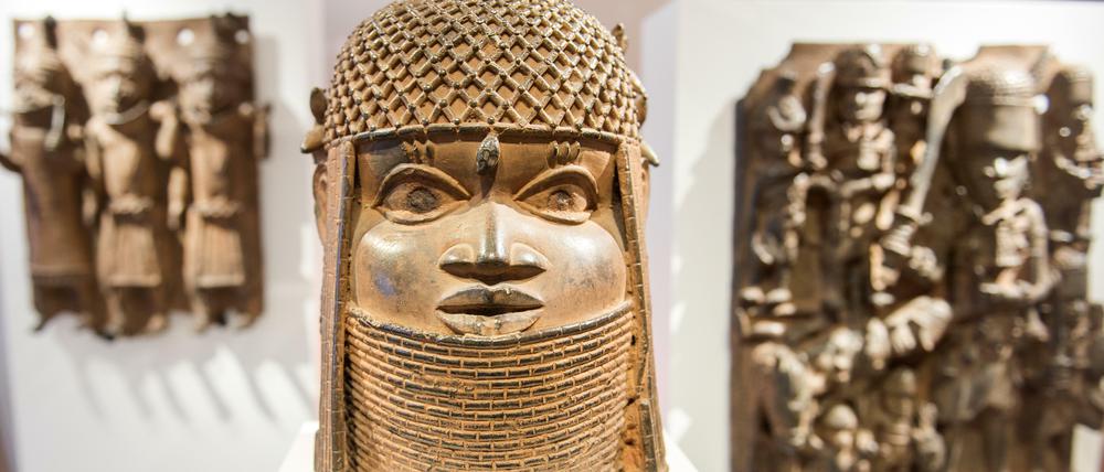 Drei Raubkunst-Bronzen aus dem Land Benin in Westafrika. Sie waren bisher im Museum für Kunst und Gewerbe (MKG) in einer Vitrine ausgestellt.