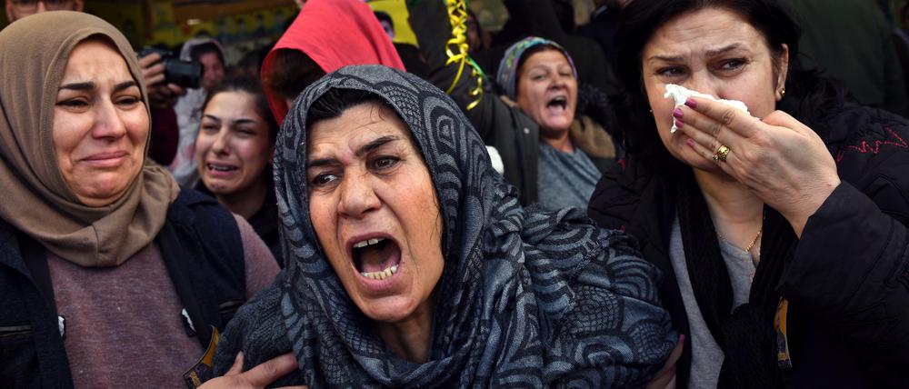 Die Wut, die Trauer. Drei Frauen trauern um Soldaten der YPG-Miliz, die im Konflikt mit der Türkei starben.