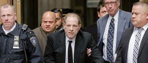 Harvey Weinstein auf dem Weg ins Oberste Gericht in Manhattan. Vielleicht steht ihm ein zweiter Prozess bevor.
