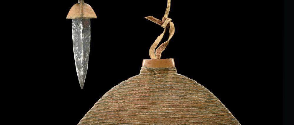 Dolch mit reich verzierter Messingscheide (Onkonda), gefertigt von einer Ondonga Künstler*in, dessen Name nicht dokumentiert wurde, ca. 1900.