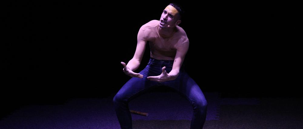 Fantasiegestalt in sinnlicher Pose. Der italienische Tänzer Enrico Ticconi performt „Rasp Your Soul“.