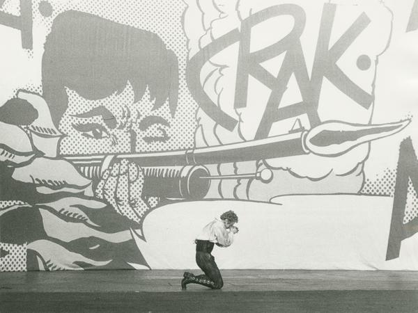 Peter Zadeks Inszenierung von „Die Räuber“, 1966, mit Roy-Lichtenstein-Bühenbild.