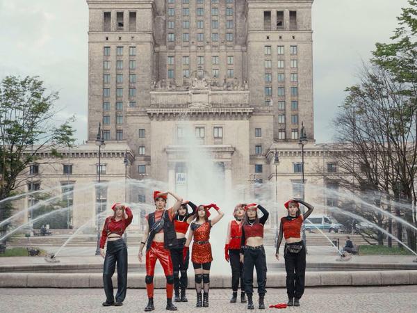 Vietnamesisches Waisenkind wird in eine von südkoreanischem Pop inspirierte polnische Tanzgruppe aufgenommen: „Revolution is a Sickness“ beim Forum Expanded.
