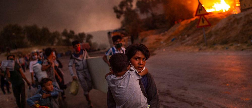 Kinder flüchten aus dem brennenden Lager in Lesbos. Dieses Bild von Angelos Tzortzinis wurde das "Unicef-Foto des Jahres" 2020.
