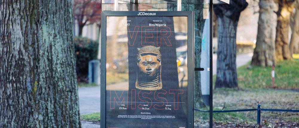 Mit der Dresdner Plakataktion „Vermisst in Benin“ will der Berliner Künstler Emeka Ogboh die Restitutionsdebatte in Gang bringen.